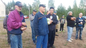 Laavuilta 18.8.2016. Kyläläiset jännittävät arpajaisia.