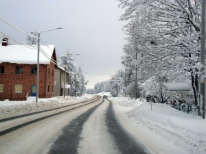 Kuva Niinisalon keskustasta Niinisalonkadulta kohti Varuskunnantietä talvella 2010. Kuva: Kirsi Jaakkola.