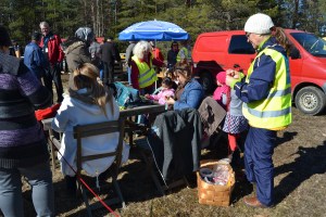 Pönttötalkoot 02.04.2016. Paikalla tehtiin myös lintuaiheisia käsitöitä.