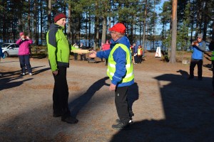 Ruskaretki 2015. Camp President. Ruskaretken vuoden 2016 järjestelyt otti vastaan Korvaluoman kylä. Kapulan otti vastaan puheenjohtaja Jari Kivistö Korvaluoman kyläyhdistyksestä. Oikealla Niinisalon kyläyhdistyksen puheenjohtaja Hannu Vienola.