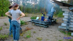 Ryssänmontun laavun katto tervattiin kyläyhdistyksen järjestämissä talkoissa kesällä 2013. Kuva: Hannu Vienola.