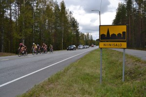 Skoda Maantiecup 11.9. Pyöräilykisan maatieosuudessa ajettiin myös Niinisalon kylän läpi. 