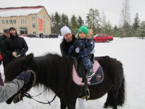 Talvitapahtuma 2016. Talvitapahtumassa pääsi kokeilemaan myös poniratsastusta.