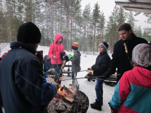 Talvitapahtuma 2016. Tikkupullaa paistettiin ja lämmiteltiin samalla nuotion äärellä.