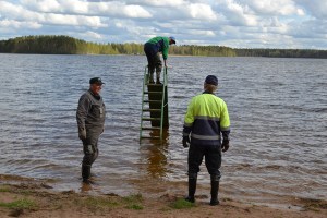 Valkiajärven uimarannan siivoustalkoot järjestettiin 20.05.2015. Samalla laskettiin veteen ja koekäytettiin lasten liukumäki. Kuva: Kirsi Jaakkola