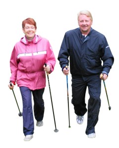 Sauvakävely on parasta yhdessä! Kuvassa Niinisalon kyläyhdistyksen puheenjohtaja Hannu Vienola sauvakävelee hyvässä seurassa.