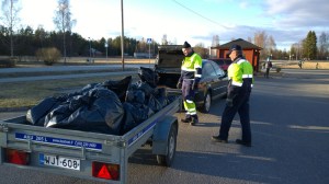 Kyläyhdistyksen siivoustalkoot keväällä 2014. Kuva: Hannu Vienola.