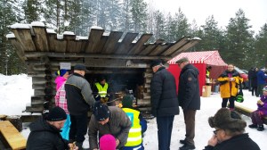 Tikkupullaa paistettiin ahkerasti Ryssänmontun laavulla. Kuva: Hannu Vienola